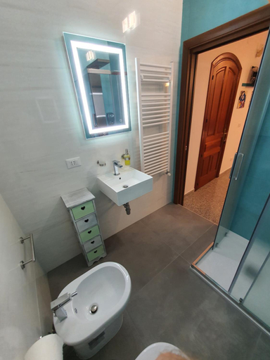 Bathroom 2, B&B Del Maresciallo, Taranto