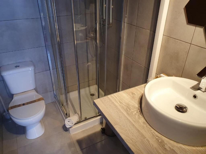 Bathroom 4, Urban Suites, Mafia