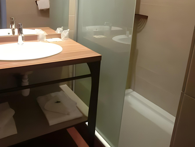 Bathroom 2, Hotel Spa La Truite Doree, Lot