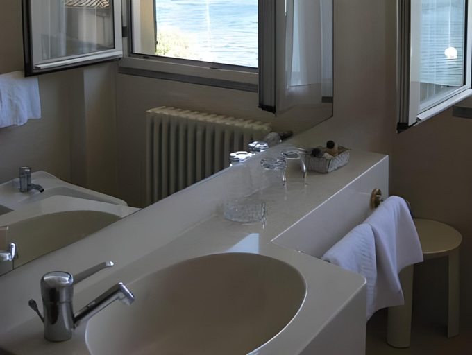 Bathroom 5, Hotel Villa Paradiso, Novara
