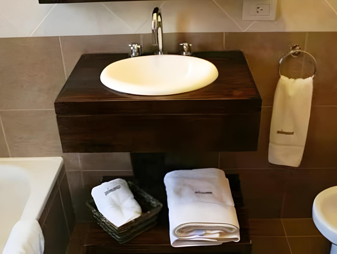 Bathroom 4, Hotel Poincenot, Lago Argentino
