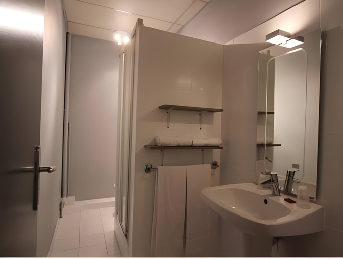 Bathroom 2, Hotel Vol de Nuit Toulouse Purpan, Haute-Garonne