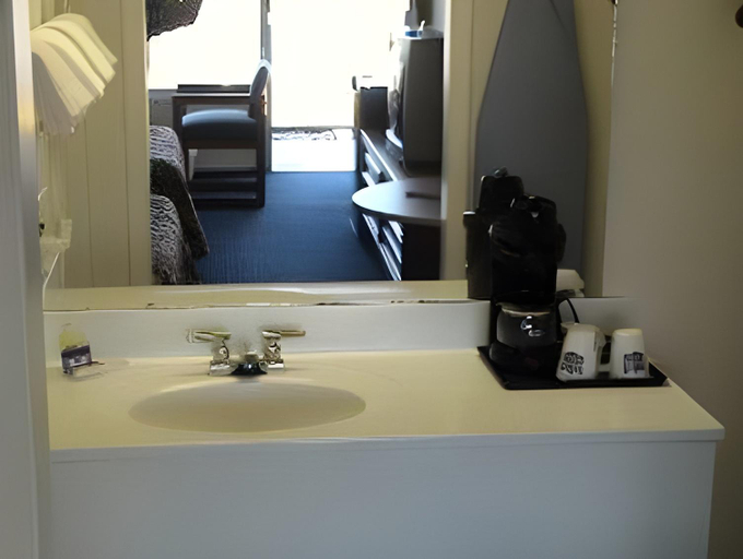 Bathroom 5, Knights Inn Bristol, Bristol