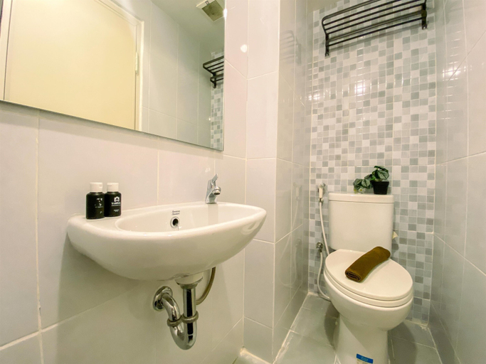 Bathroom 3, Relaxing and Comfortable Studio at Tokyo Riverside PIK 2 Apartment, Tangerang