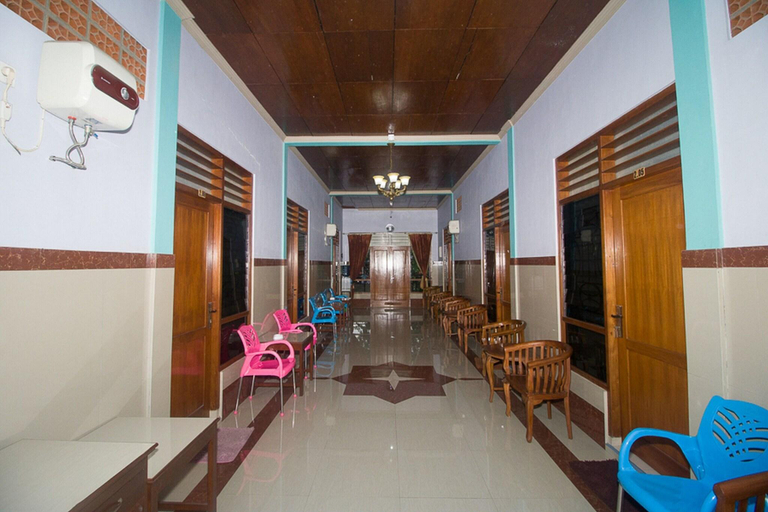Public Area 3, RedDoorz Syariah near Alun-Alun Bojonegoro, Bojonegoro