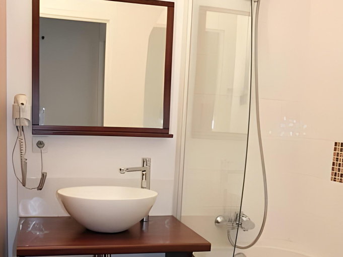 Bathroom 4, Vacanceole - Le Domaine du Chateau - La Rochelle / Ile de Re, Charente-Maritime