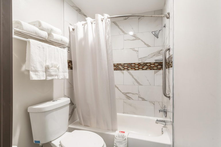 Bathroom 5, Summit Inn - Houston Medical Center - NRG Park, Houston