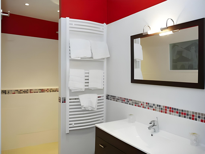 Bathroom 3, Logis Hotel Erreguina, Pyrénées-Atlantiques