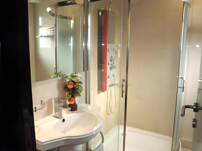 Bathroom 4, Hotel Meridian Plaza, Delhi