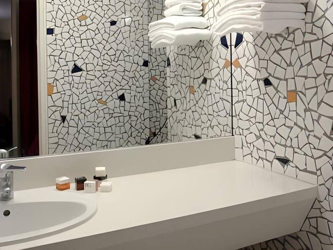 Bathroom 2, Beaumarchais Hotel, Paris