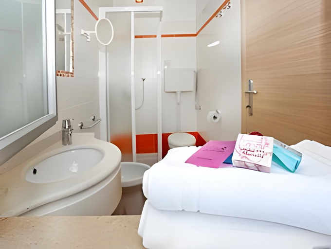Bathroom 4, Hotel Miorelli, Trento