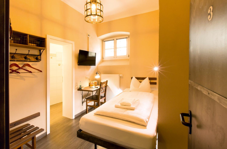 Bedroom 3, Knast-Hotel Fronfeste, Amberg