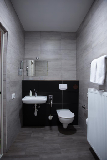 Bathroom 2, Noclegi "Poza Szlakiem", Wałbrzych