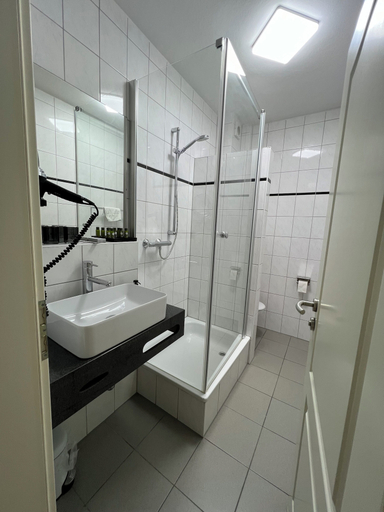 Bathroom, Stadthotel Reckers, Unna