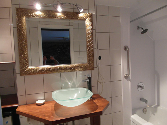 Bathroom 4, Hotel Manoir de l'Esplanade, Communauté-Urbaine-de-Québec