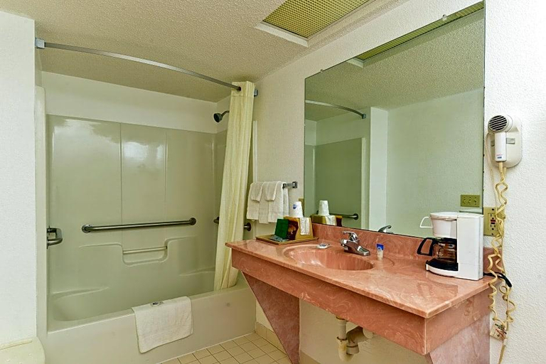 Bathroom 3, Quality Inn, Lowndes