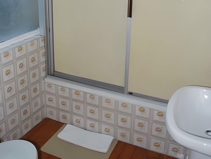 Bathroom 2, Travellers Inn, Quito