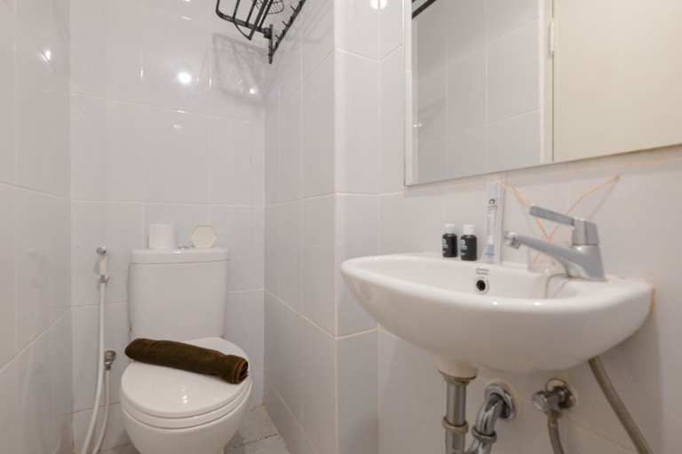 Bathroom 5, Comfy and Well Studio at Tokyo Riverside PIK 2 Apartment By Travelio, Tangerang