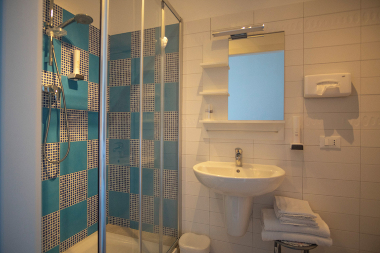 Bathroom 5, Tuibeds, Genova