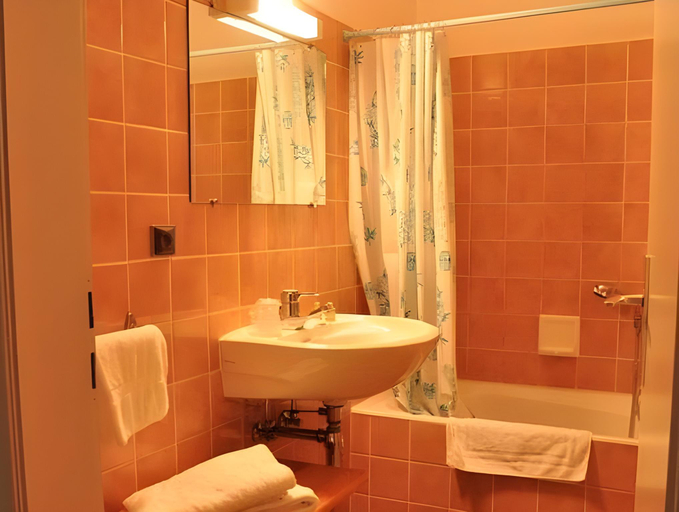 Bathroom 5, Logis Hotel-Restaurant du Herrenstein, Bas-Rhin