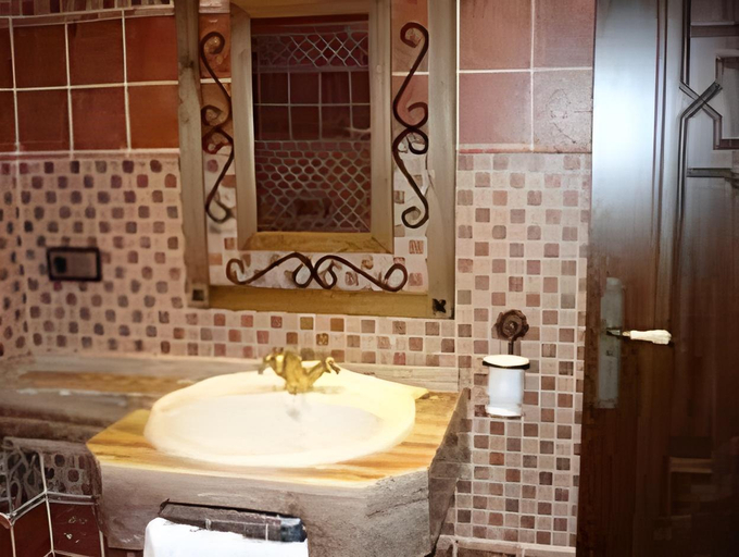 Bathroom 2, Hotel El Doncel, Granada