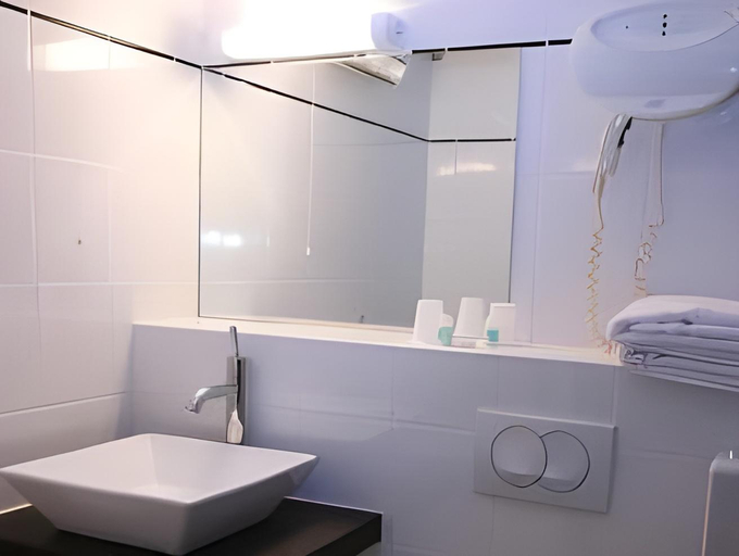 Bathroom 4, Arnaud Bernard Hotel, Haute-Garonne
