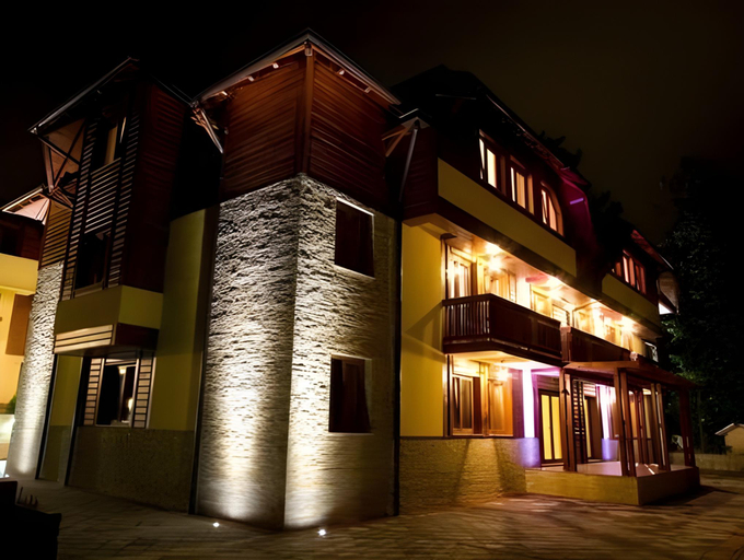Exterior & Views