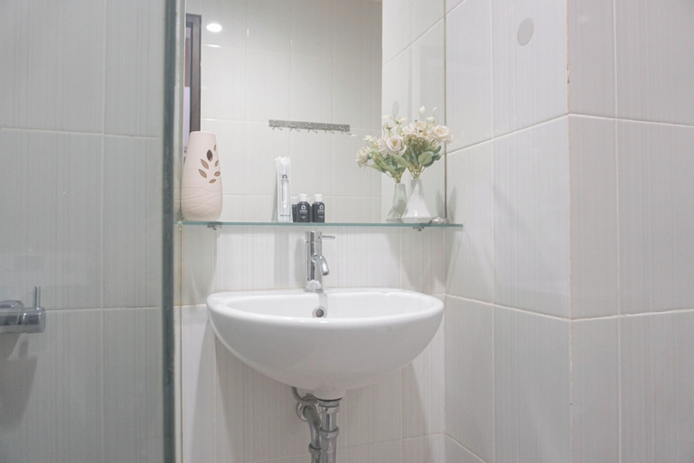 Bathroom 3, Minimalist And Relaxing Studio Room At Tamansari Semanggi Apartment, South Jakarta