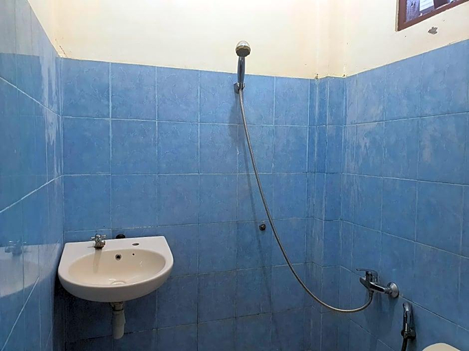 Bathroom 4, OYO 90816 Wisma Awal Fajar Syariah, Bulukumba