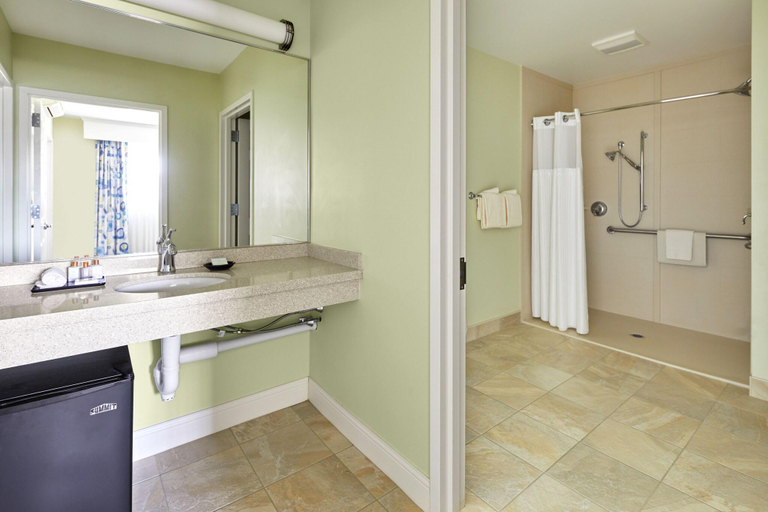 Bathroom 4, Ogunquit - The Milestone, York