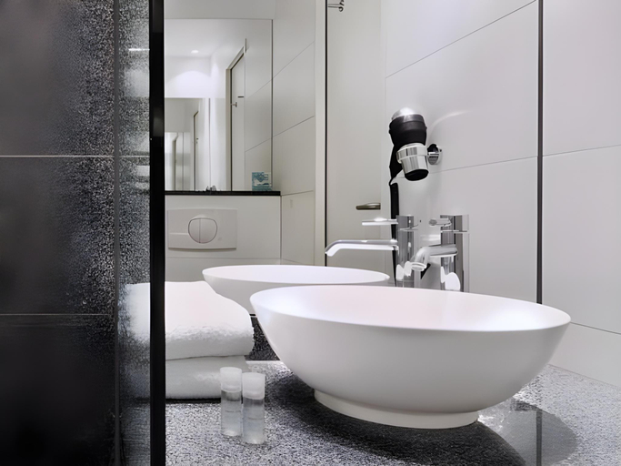 Bathroom 3, Motel One Dresden - Palaisplatz, Dresden