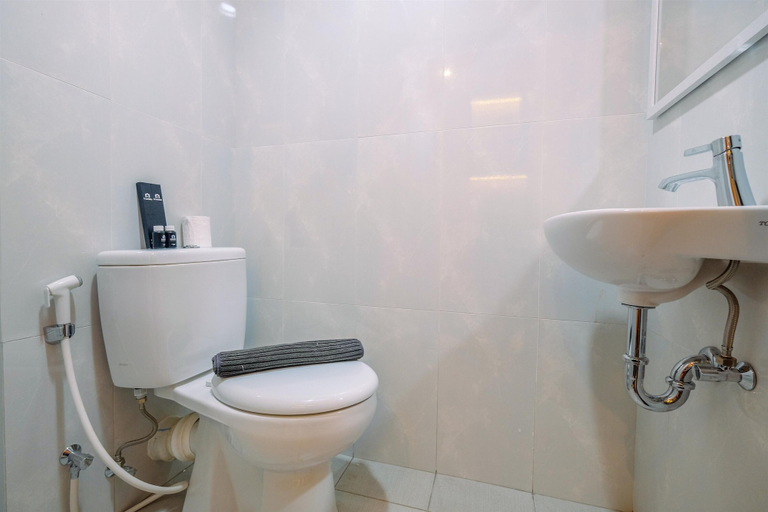 Bathroom 3, Fully Furnished With Modern Design Studio At Evenciio Apartment, Depok