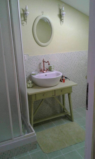Bathroom 2, La Casa di Milady, Rome