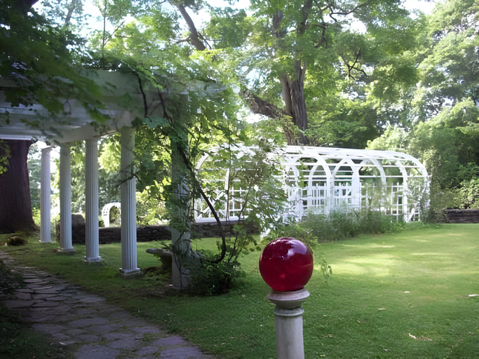 Others 2, The Brewster Inn, Penobscot