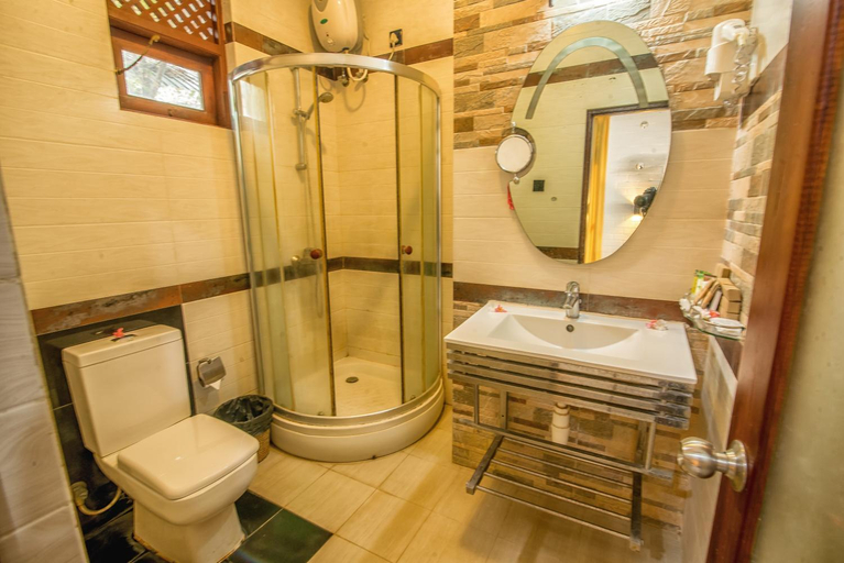 Bathroom 4, Hotel Mahanuge, Thamankaduwa