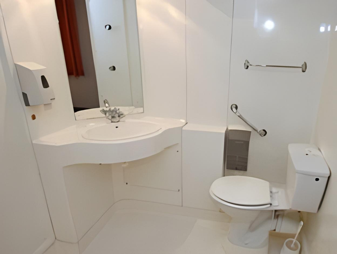 Bathroom 2, Quick Palace Poitiers, Vienne