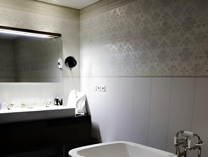 Bathroom 2, Demeures & Chateaux La Belle Meuniere, Puy-de-Dôme
