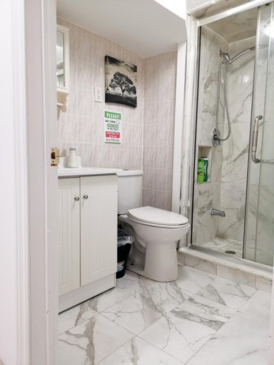 Tidy Private Rooms with Full Kitchen, Toronto