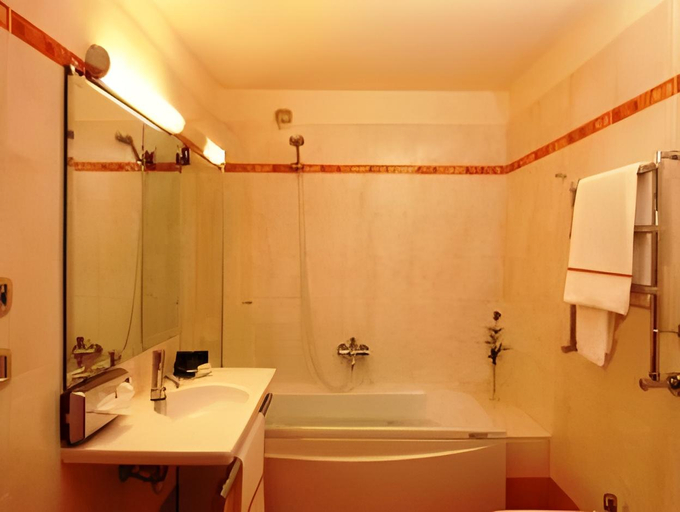 Bathroom 5, Liola, Frosinone