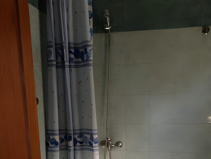 Bathroom 4, Hotel Martini, Vlorës