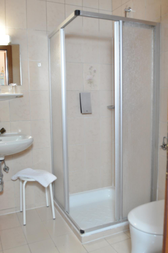 Bathroom 2, Gastehaus Herlinde, Neusiedl am See