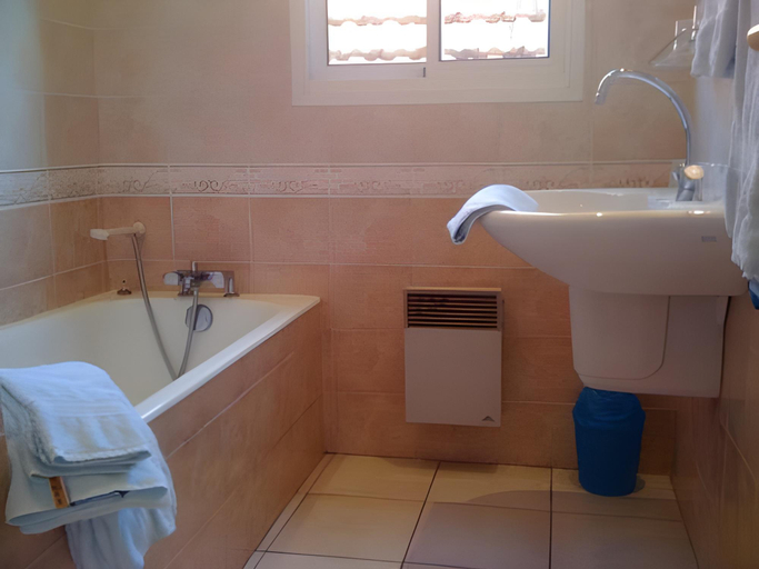 Bathroom 2, Hotel Orange Marine, Gironde