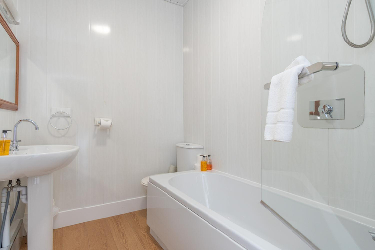 Bathroom 2, Padarn, Gwynedd