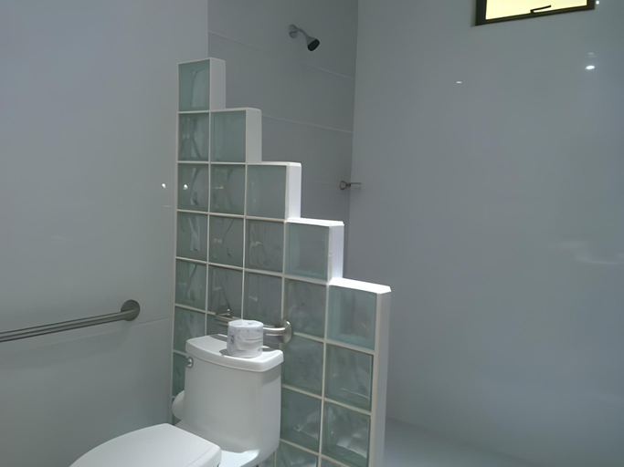 Bathroom 3, Karahe Beach Hotel, Aguirre