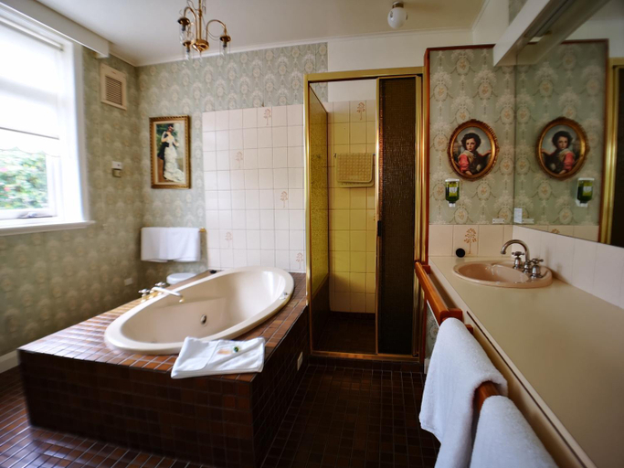 Bathroom 10