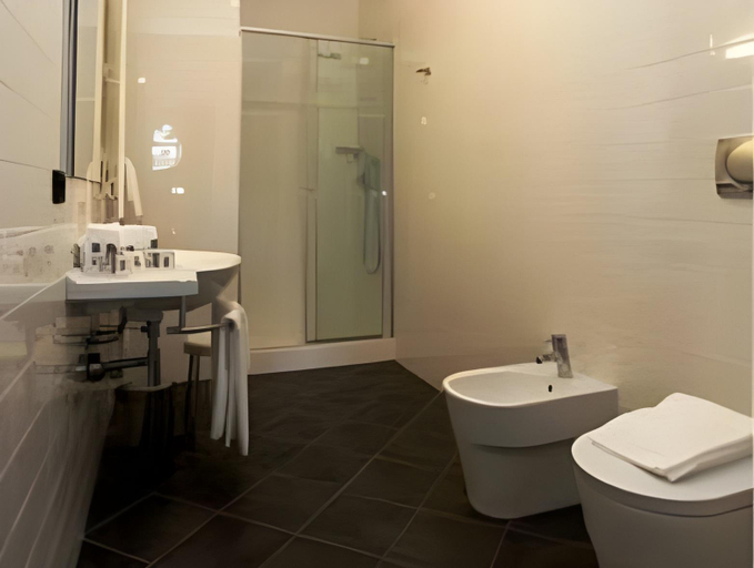 Bathroom 4, Hotel Lido, Verona