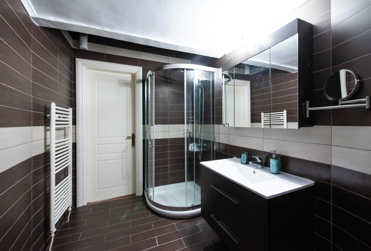 Bathroom 3, Fandango by halu!, Central Macedonia