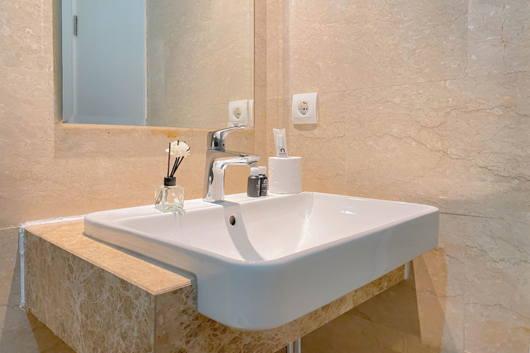 Bathroom 3, Comfort And Modern Look 2Br At Menteng Park Apartment, Jakarta Pusat