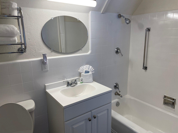 Bathroom 3, Ferrari's Crown Resort, Placer