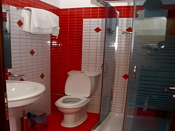 Bathroom 5, Regina Blu, Vlorës